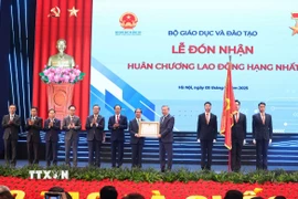 Tổng Bí thư Tô Lâm trao tặng Huân chương lao động hạng Nhất cho Bộ Giáo dục-Đào tạo. (Ảnh: Thống Nhất/TTXVN)
