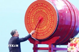 Tổng Bí thư Tô Lâm đánh trống khai giảng năm học 2025-2026. (Ảnh: Thống Nhất/TTXVN)
