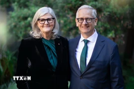 Toàn quyền Australia Sam Mostyn và Phu quân. (Ảnh: TTXVN phát)