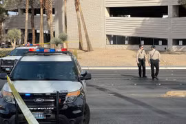 Cảnh sát phong tỏa hiện trường vụ nổ xe Cybertruck bên ngoài Khách sạn quốc tế Trump ở Las Vegas, bang Nevada, Mỹ ngày 1/1/2025. (Ảnh: THX/TTXVN)