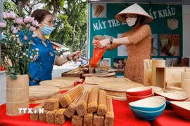 Gian trưng bày giới thiệu sản phẩm mây tre đan xuất khẩu đạt tiêu chuẩn OCOP đến từ huyện Sóc Sơn, Hà Nội. (Ảnh: Trần Việt/TTXVN)
