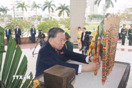 Tổng Bí thư Tô Lâm dâng hương tưởng niệm các Anh hùng liệt sỹ tại Đài tưởng niệm thành phố Đà Nẵng. (Ảnh: Thống Nhất/TTXVN)
