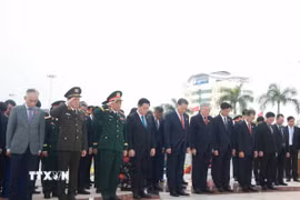 Tổng Bí thư Tô Lâm và các đại biểu dâng hương tưởng niệm các Anh hùng liệt sỹ tại Đài tưởng niệm thành phố Đà Nẵng. (Ảnh: Thống Nhất/TTXVN)