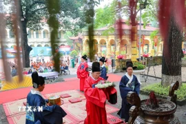 Tiến phẩm, dâng hương lên các vị tiên đế trong Ngày Tết Đoan Ngọ ở Hoàng Thành Thăng Long. (Ảnh: Thanh Tùng/TTXVN)