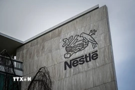 Biểu tượng Nestle tại trụ sở tập đoàn ở Vevey, Thụy Sĩ. (Ảnh: Getty Images/TTXVN)
