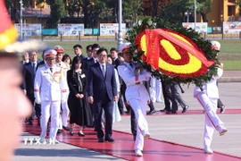 Chủ tịch Quốc hội Đại Hàn Dân Quốc Woo Won Shik và Phu nhân đặt vòng hoa và vào Lăng viếng Chủ tịch Hồ Chí Minh. (Ảnh: Văn Điệp/ TTXVN)