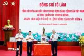 Tổng Bí thư Tô Lâm tặng bức tượng Chủ tịch Hồ Chí Minh cho Bộ Tư lệnh Vùng Cảnh sát Biển 4. (Ảnh: Thống Nhất/ TTXVN)