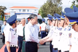 Tổng Bí thư Tô Lâm với các đại biểu Bộ Tư lệnh Vùng Cảnh sát Biển 4. (Ảnh: Thống Nhất/TTXVN)