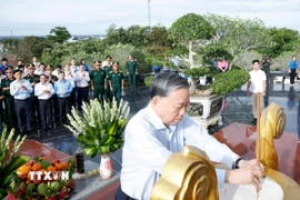 Tại Đặc khu Phú Quốc, tỉnh An Giang, Tổng Bí thư Tô Lâm và đoàn công tác Trung ương dâng hoa, dâng hương tại Nghĩa trang liệt sỹ Phú Quốc. (Ảnh: Thống Nhất/TTXVN)