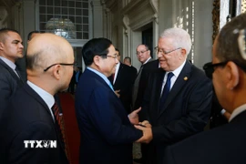 Thủ tướng Phạm Minh Chính hội kiến Chủ tịch Hội đồng Dân tộc Algeria (Thượng viện Algeria) Azzouz Nasri. (Ảnh: Dương Giang/TTXVN)