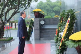 Ủy viên trưởng Nhân đại toàn quốc Trung Quốc Triệu Lạc Tế đặt hoa tưởng niệm Chủ tịch Hồ Chí Minh. (Ảnh: An Đăng/ TTXVN)