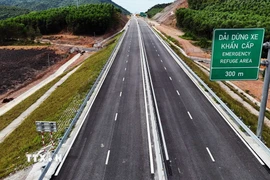 Một đoạn cao tốc thuộc dự án thành phần Vũng Áng-Bùng đã hoàn thiện. (Ảnh: Hữu Quyết/TTXVN)