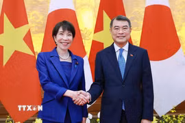 Thủ tướng Lê Minh Hưng với Thủ tướng Nhật Bản Takaichi Sanae. (Ảnh: Dương Giang/TTXVN)