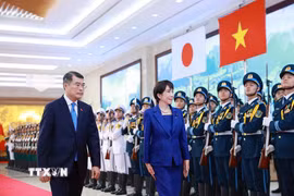 Thủ tướng Lê Minh Hưng và Thủ tướng Nhật Bản Takaichi Sanae duyệt Đội danh dự Quân đội Nhân dân Việt Nam. (Ảnh: Dương Giang/TTXVN)