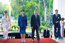 Thủ tướng Lê Minh Hưng đón Thủ tướng Nhật Bản Takaichi Sanae. (Ảnh: Dương Giang/TTXVN)
