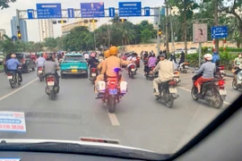 Hà Nội: Cảnh sát Giao thông hỗ trợ giành sự sống cho bé bị co giật trên cao tốc