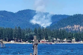 Khói bốc lên từ vụ nổ súng ở bang Idaho làm 2 lính cứu hỏa thiệt mạng. (Nguồn: AP)