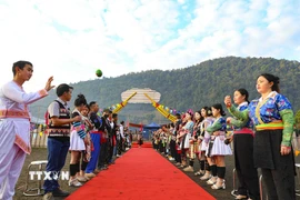 Đồng bào dân tộc Mông ném pao tại Ngày hội. (Ảnh: Xuân Tư/TTXVN)