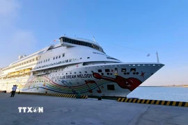 Tàu Blue Dream Melody (Trung Quốc) cặp Cảng tàu khách quốc tế Hạ Long. (Ảnh: Văn Đức/TTXVN)
