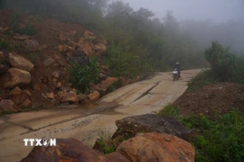 Sạt lở gây nứt toác mặt đường tại xã Trà Linh (thành phố Đà Nẵng) khiến các phương tiện rất khó lưu thông. (Ảnh: Khoa Chương/TTXVN)