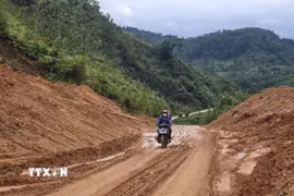 Sạt lở nặng nề ở vùng miền núi phía Tây thành phố Đà Nẵng. (Ảnh: Khoa Chương/TTXVN)