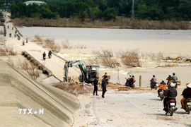 Phương tiện xe máy được lưu thông qua cầu tràn Thạch Nham trở lại. (Ảnh: Lê Phước Ngọc/TTXVN)