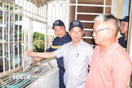 Chính quyền địa phương hướng dẫn người dân cách thoát nạn khi có sự cố xảy ra. (Ảnh: Linh Sơn/TTXVN)