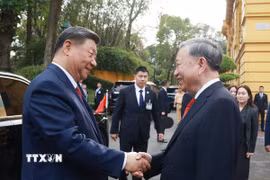 Tổng Bí thư Tô Lâm đón Tổng Bí thư, Chủ tịch nước Trung Quốc Tập Cận Bình. (Ảnh: Thống Nhất/TTXVN)