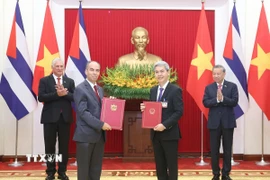 Tổng Bí thư Tô Lâm và Bí thư thứ Nhất, Chủ tịch nước Cuba Miguel Díaz-Canel Bermúdez chứng kiến Lễ trao Biên bản Ghi nhớ về hợp tác trong lĩnh vực lưu trữ và quản lý tài liệu giữa Cục lưu trữ (Bộ Nội vụ, Việt Nam) và Cục lưu trữ Nhà nước (Cộng hòa Cuba). (Ảnh: Thống Nhất/TTXVN)