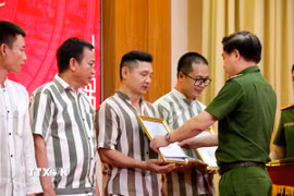 Trao Quyết định đặc xá cho các phạm nhân. (Ảnh: Nguyễn Thanh/TTXVN)