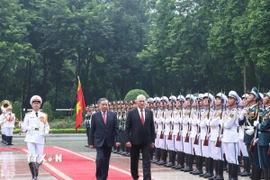 Tổng Bí thư Tô Lâm và Bí thư thứ Nhất, Chủ tịch nước Cuba Miguel Díaz-Canel Bermúdez duyệt Đội danh dự Quân đội Nhân dân Việt Nam. (Ảnh: Thống Nhất/TTXVN)