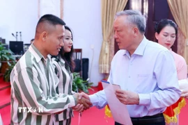 Phó Thủ tướng Thường trực Nguyễn Hòa Bình thăm hỏi, động viên và trao giấy chứng nhận đặc xá cho người được đặc xá (đợt 2) năm 2025. (Ảnh: Phạm Kiên/TTXVN)