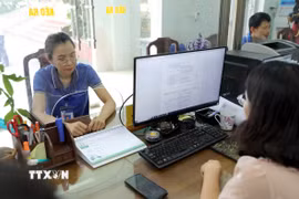 Người dân đến làm thủ tục hành chính tại Trung tâm phục vụ hành chính công phường Vĩnh Phúc, tỉnh Phú Thọ. (Ảnh: Hoàng Hùng/TTXVN)