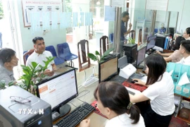 Hoạt động tại Trung tâm phục vụ hành chính công phường Vĩnh Phúc, tỉnh Phú Thọ. (Ảnh: Hoàng Hùng/TTXVN)