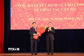 Trưởng Ban Tổ chức Lê Minh Hưng trao quyết định của Bộ Chính trị cho đồng chí Lương Nguyễn Minh Triết. (Ảnh: Ngọc Minh/TTXVN)