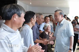 Tổng Bí thư Tô Lâm thăm hỏi, động viên nhân dân tỉnh Thái Nguyên. (Ảnh: Thống Nhất/TTXVN)