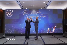 Đại diện Tập đoàn Deks Air quốc tế và Ethiopian Airlines tại lễ ký. (Nguồn: TTXVN)