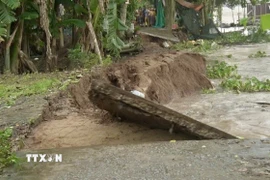 Sạt lở làm sụp hoàn toàn tuyến đường giao thông qua địa bàn tổ 3, ấp Mỹ Thuận, xã Mỹ Hoà Hưng, tỉnh An Giang. (Ảnh: TTXVN phát)