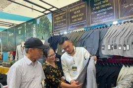 Gian hàng của Hợp tác xã may làng nghề Vân Từ (Phú Xuyên, Hà Nội). (Nguồn: PV/Vietnam+)