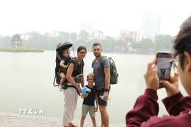 Đoàn khách du lịch Trung Quốc tham quan Khu Di tích Hoàng thành Thăng Long. (Ảnh: Tuấn Đức/TTXVN)