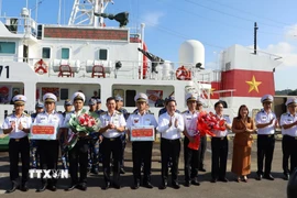 Lãnh đạo Tỉnh ủy Khánh Hòa tặng quà cho các lực lượng làm nhiệm vụ bầu cử sớm ở đặc khu Trường Sa. (Ảnh: TTXVN phát)