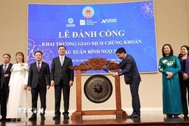 Bộ trưởng Bộ Tài chính Nguyễn Văn Thắng đánh cồng khai phiên giao dịch chứng khoán đầu Xuân Bính Ngọ năm 2026. (Ảnh: Hứa Chung/TTXVN)