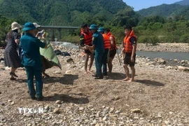 Lực lượng chức năng thành phố Đà Nẵng huy động lực lượng tìm kiếm hai nam sinh bị đuối nước tại khu vực Vũng Bột (thôn Giàn Bí, phường Hải Vân, thành phố Đà Nẵng). (Ảnh: TTXVN phát)