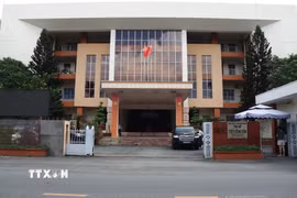 Trụ sở Ủy ban Nhân dân quận Tân Phú (cũ) hiện được cải tạo thành Trường Trung học phổ thông Thoại Ngọc Hầu giúp giảm áp lực phòng học ở khu vực này. (Ảnh: Hứa Chung/TTXVN)