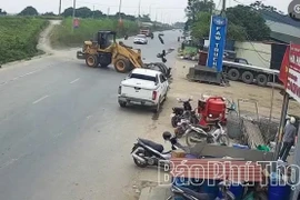 Hiện trường vụ tai nạn giao thông nghiêm trọng xảy ra trên Quốc lộ 32, đoạn qua xã Tam Nông, tỉnh Phú Thọ. (Nguồn: Báo Phú Thọ)