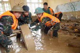 Nơi nào khó khăn nhất, vất vả nhất luôn có mặt những chiến sỹ Bộ đội cụ Hồ. (Ảnh: Nguyễn Oanh/TTXVN)
