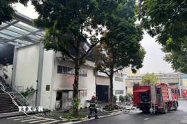 Lực lượng chức năng nỗ lực dập tắt đám cháy bên trong nhà máy Bia Hà Nội. (Ảnh: TTXVN phát)