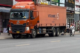 Hiện trường vụ tài xế xe tải để xe tự trôi cán chết người đang dừng đèn đỏ.