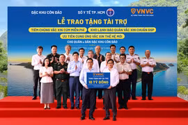 Ông Nguyễn Phước Lộc - Ủy viên Trung ương Đảng, Phó Bí thư Thành ủy, Chủ tịch Ủy ban Mặt trận Tổ quốc Việt Nam Thành phố Hồ Chí Minh; Tiến sỹ-bác sỹ Huỳnh Minh Chín - Phó Giám đốc Sở Y tế Thành phố Hồ Chí Minh; ông Lê Hoàng Hải - Bí thư Đảng ủy Đặc khu, Chủ tịch Hội đồng Nhân dân Đặc khu Côn Đảo cùng đại diện các sở, ban, ngành, lực lượng cảnh sát biển và đông đảo nhân dân địa phương chứng kiến Lễ trao tặng Gói tài trợ của VNVC tại Đặc khu Côn Đảo. (Ảnh: Minh Trung)
