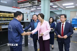 Tổng Giám đốc Thông tấn xã Việt Nam Vũ Việt Trang chúc Tết cán bộ, công nhân Công ty TNHH MTV In và Thương mại TTXVN. (Ảnh: Minh Đức/TTXVN)